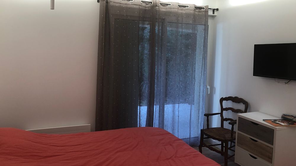 chambre-amellau-chaise-meuble-bas-acces-salle-de-bains-montpellier chambre-amellau-chaise-meuble-bas-acces-salle-de-bains-montpellier