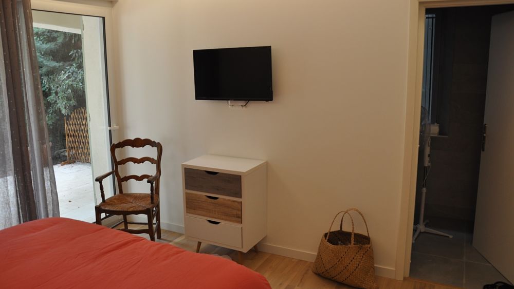 chambre-lucques-tv-meuble-bas-acces-terrase-gite-montpellier chambre-lucques-tv-meuble-bas-acces-terrase-gite-montpellier