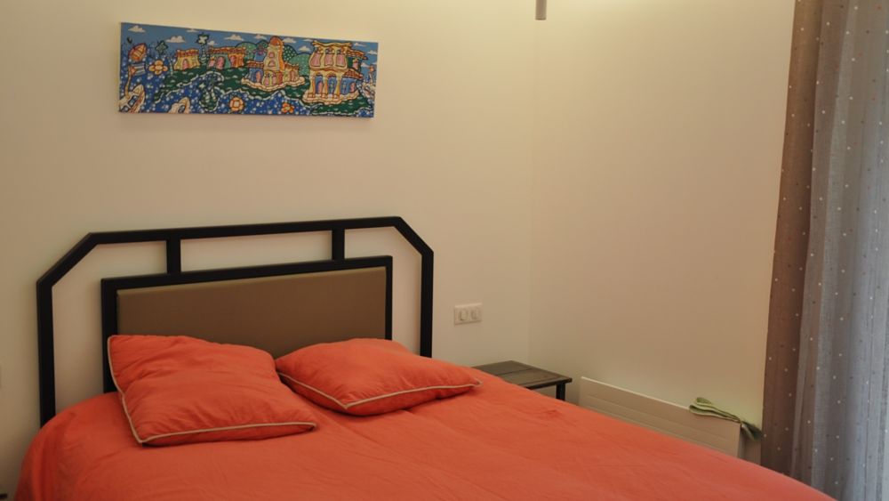 chambre-amellau-parure-rouge-confort-eclairage-cosy-gite-hotes-montpellier chambre-amellau-parure-rouge-confort-eclairage-cosy-gite-hotes-montpellier