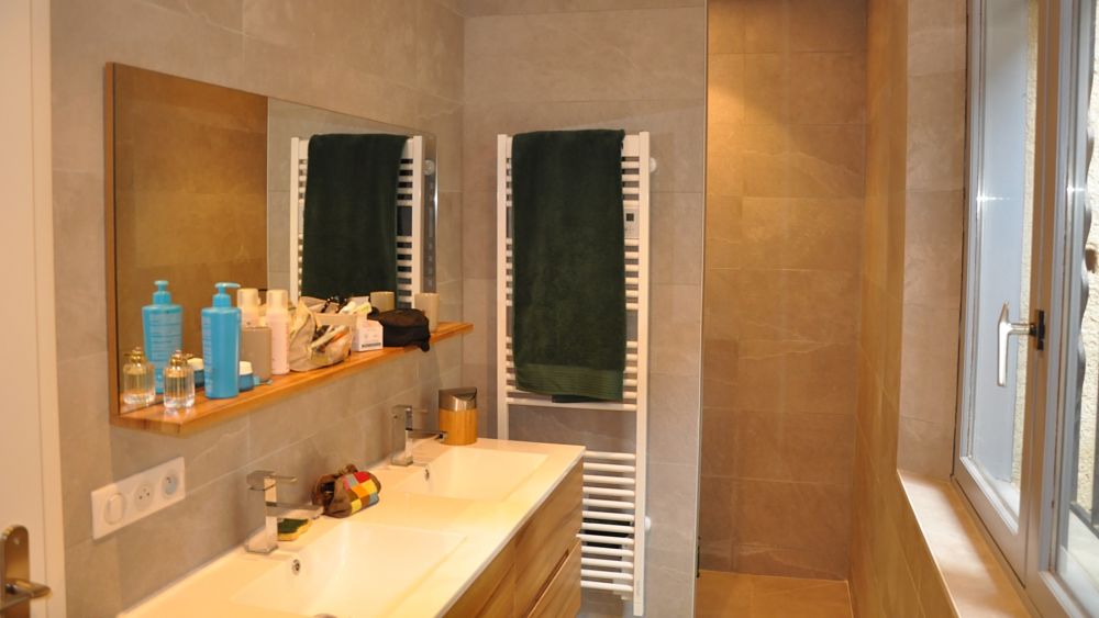 salle-de-bain-amellau-gite-chambre-hote-montpellier-seche-cheveux-douche salle-de-bain-amellau-gite-chambre-hote-montpellier-seche-cheveux-douche