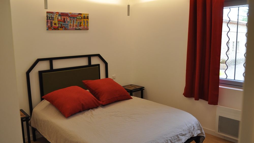 chambre-lucques-parure-rouge-blanc-lit-double-confort-gite-hotes-montpellier chambre-lucques-parure-rouge-blanc-lit-double-confort-gite-hotes-montpellier