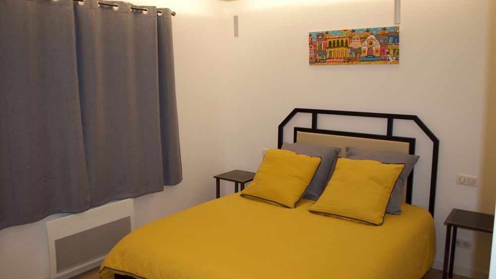 chambre-picholine-parure-jaune-lit-deux-places-confort-salle-bains-hotes-montpellier chambre-picholine-parure-jaune-lit-deux-places-confort-salle-bains-hotes-montpellier