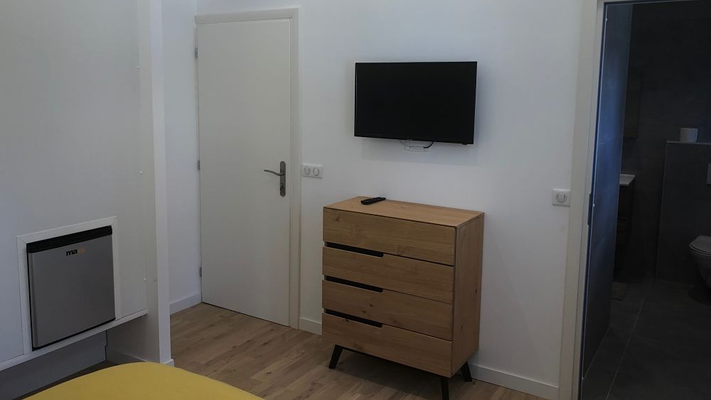 armoire-basse-chambre-picholine-tv-gite-hotes-montpellier-herault armoire-basse-chambre-picholine-tv-gite-hotes-montpellier-herault