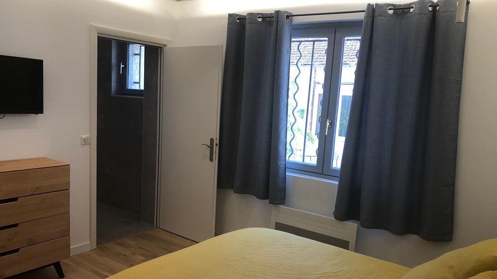fenetre-chambre-picholine-acces-sallebains-gite-hote-montpellier fenetre-chambre-picholine-acces-sallebains-gite-hote-montpellier