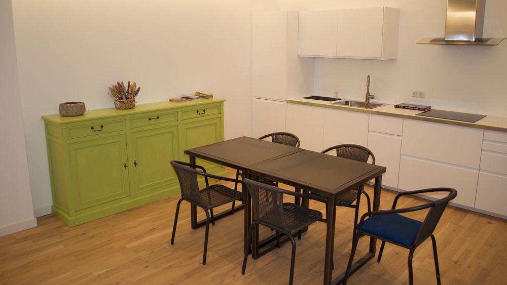 table-chaise-espace-de-vie-gite-chambres-hotes-montpellier-herault table-chaise-espace-de-vie-gite-chambres-hotes-montpellier-herault