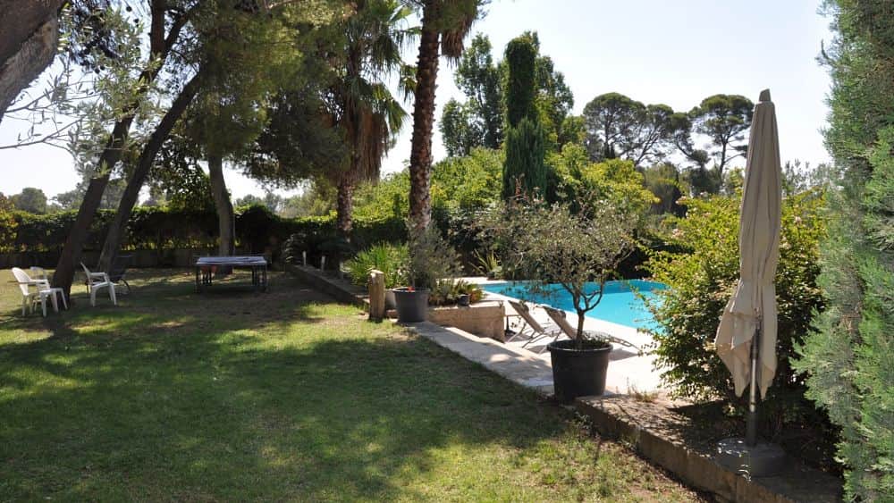 piscine-accueillante-soleil-parc-ombrage-chambres-hotes-montpellier