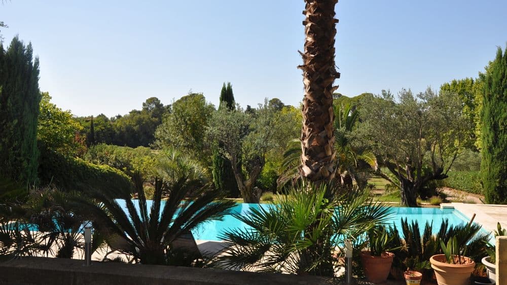 piscine-eau-debordante-soleil-detante-bronzage-chambres-hotes-montpellier
