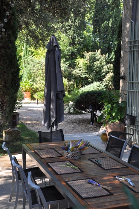 table-hotes-parasol-ombrage-terrasse-maison-hotes-chambres-gite-montpellier