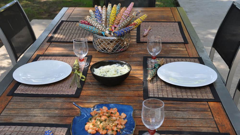 table-hote-terrasse-assiettes-couverts-chambres-hotes-montpellier