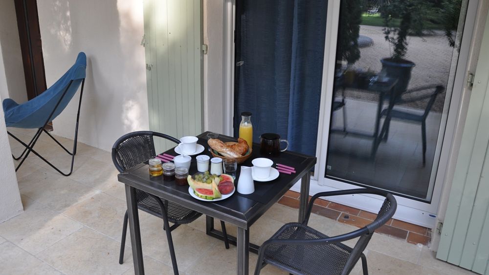 table-petit-dejeuner-sous-terrasse-gite-chambres-hotes-montpellier table-petit-dejeuner-sous-terrasse-gite-chambres-hotes-montpellier